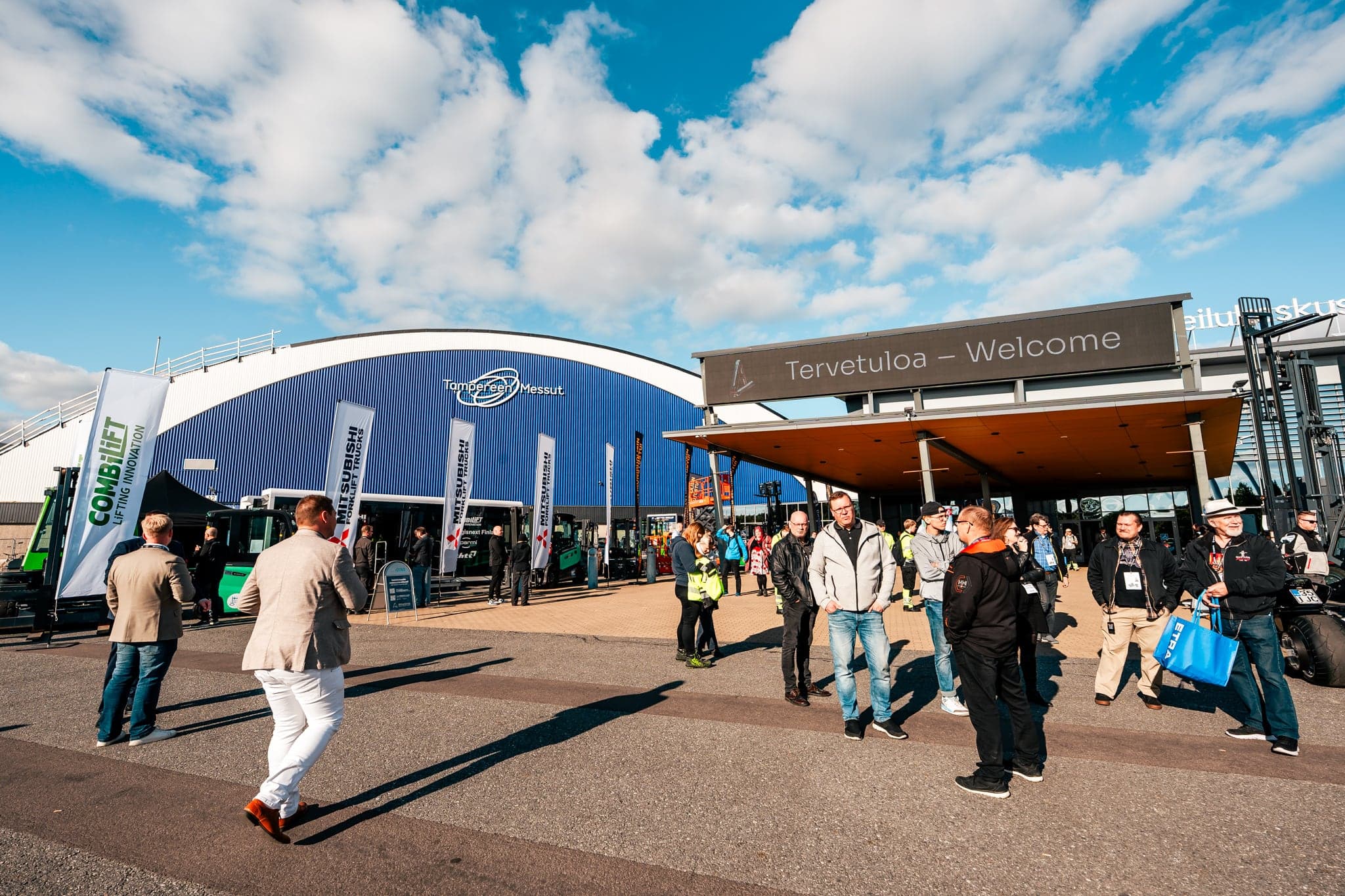Tampereen Messu- ja Urheilukeskuksen sisäänkäynti Alihankinta-messujen aamuna